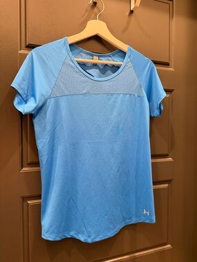Under Armour Sky Blue Athletic Short Sleeve Tee size s